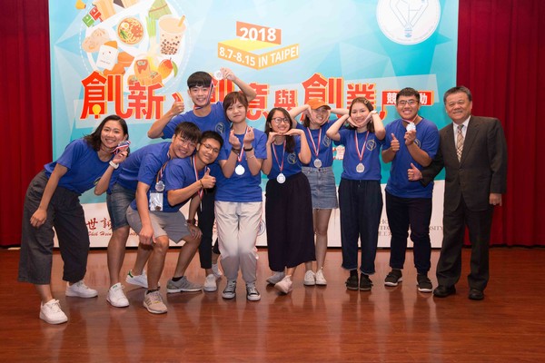 ▲得獎小組與世新大學吳永乾校長合影。(圖/世新大學提供)