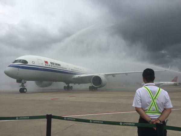 ▲▼國航第1架A350客機完成首航！　載300人飛上海水門洗禮。（圖／翻攝自澎湃新聞）