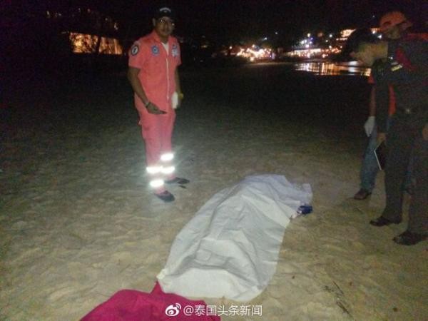 ▲2名陸客在普吉島奈漢海灘戲水，其中1人不幸溺斃。（圖／翻攝自微博）