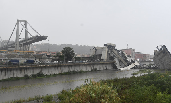 ▲▼義大利熱那亞高架橋斷裂。（圖／達志影像／美聯社）