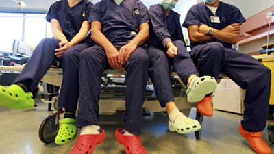 Crocs布希鞋停產！　「全世界最多人討厭的鞋」醫生護理師卻搶著穿