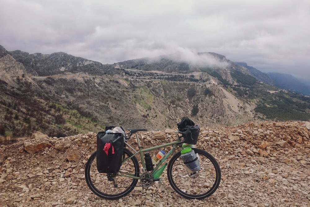 ▲▼美國情侶想證明人性本善，在ISIS領地壯遊，客死異鄉。（圖／翻攝自simplycycling.org，死去兩人創立來分享旅程的網站）