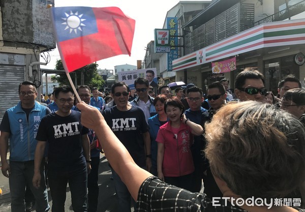 ▲▼前總統馬英九到台中陪同盧秀燕，前往西屯區水湳市場拜票，並參與公投聯署活動。（圖／記者李忠憲攝）