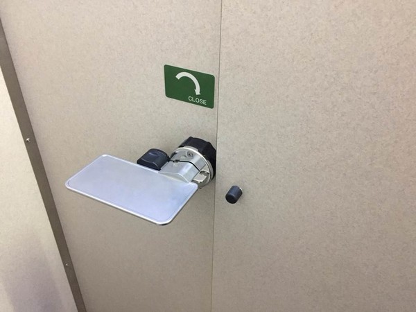▲日本廁所門鎖。（圖／翻攝自dcard）
