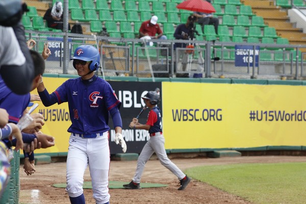 ▲李東森擊出三壘安打並回壘得分與隊友慶祝。(圖/中華棒協提供)