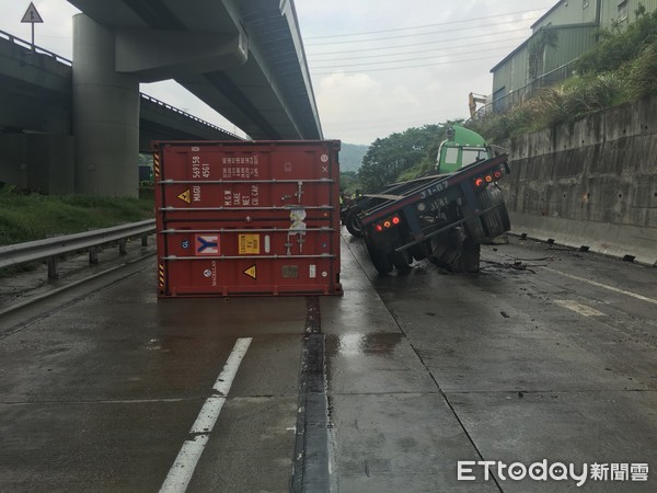 ▲▼聯結車擦撞護欄後貨櫃翻覆路面。（圖／記者陳豐德翻攝）