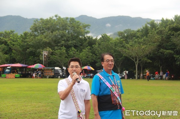 ▲關山鎮原住民族群聯合豐年祭暨傳統技藝競賽，近600阿美族人齊聚一堂，縣長黃健庭佩掛情人袋前往參與活動，受到族人熱烈的歡迎。（圖／台東縣政府提供，下同）