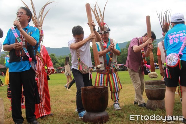 ▲關山鎮原住民族群聯合豐年祭暨傳統技藝競賽，近600阿美族人齊聚一堂，縣長黃健庭佩掛情人袋前往參與活動，受到族人熱烈的歡迎。（圖／台東縣政府提供，下同）