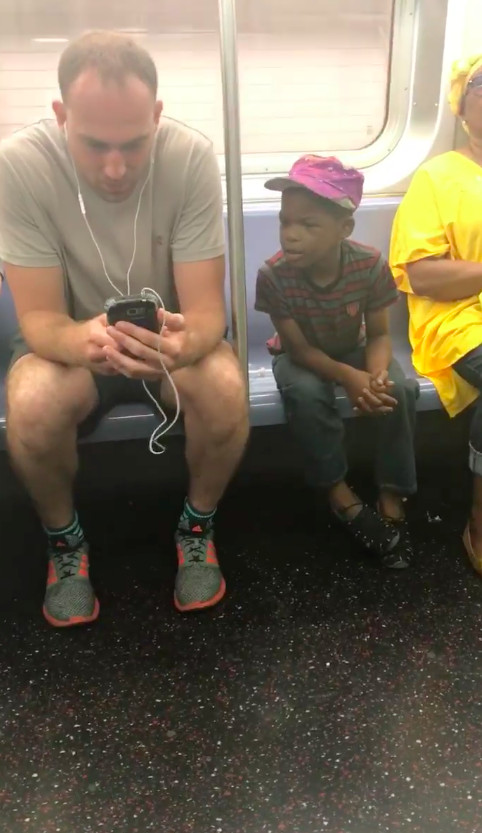 坐地鐵被男童狂「窺屏」　男子拔掉耳機...整隻手機借給他玩！（圖／FB@Kia Tatiyana Davis）