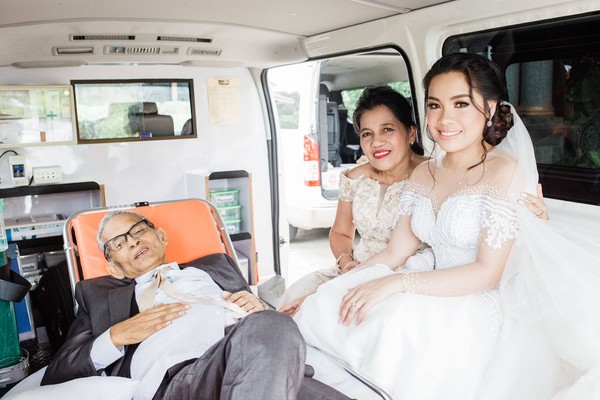 ▲▼菲律賓女子結婚，癌末爸爸堅持牽女兒的手走紅毯。（圖／Charlotte Gay N. Villarin授權提供，請勿隨意翻拍，以免侵權。）