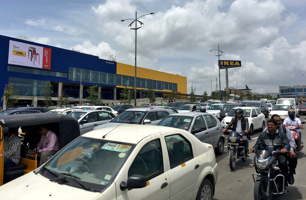 ▲▼印度第4大城市海德拉巴（Hyderabad）首家IKEA於9日開幕，第1天就有4萬名顧客搶著進入。（圖／路透）