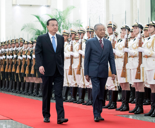 ▲▼馬來西亞總理馬哈迪在大陸國務院總理李克強陪同下，校閱儀仗隊。（圖／翻攝中國政府網）