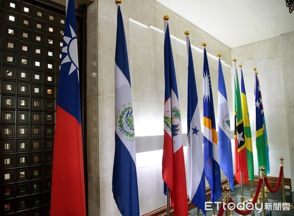 ▲▼ 外交部薩爾瓦多斷交記者會， 薩爾瓦多國旗(左邊第二支)。（圖／記者屠惠剛攝）