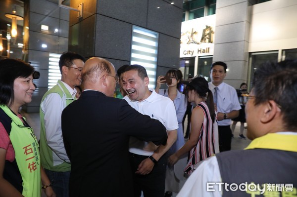 ▲侯友宜、蘇貞昌終於同台,「王見王」握手致意。(圖/讀者提供)