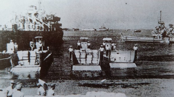 ▲海軍LCM登陸艇在砲戰期間搶灘運補，居功厥偉。（圖／取自陸戰隊期刊）