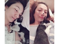 五官全被遮住的麻麻從縫隙望去，尋找手機將這一幕拍下，這片可愛的貓面膜實在是讓人感到十分療癒。
