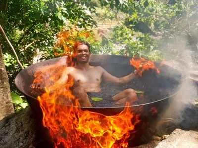 「鐵鍋燉煮自己」直播！菲男展示道地洗澡法，火勢猛烈燦笑不怕燙