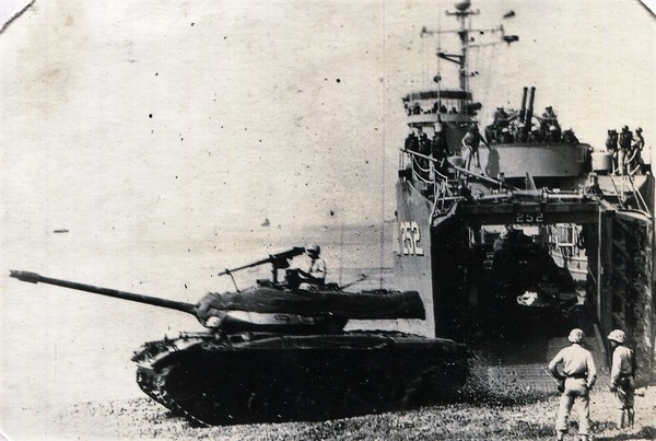 ▲海軍LST戰車登陸艦成功兩次將M—24戰車運上金門島。（圖／取自陸戰隊期刊）