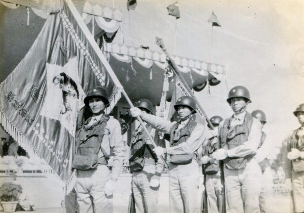 ▼1959年12月9日參謀總長彭孟緝代表三軍統帥校閱陸戰官兵，並親頒作戰最高榮譽老虎旗給LVT部隊。（圖／取自陸戰隊期刊）