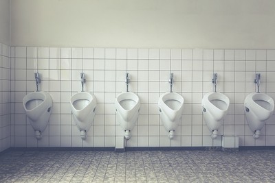 英高中「拆男生廁所門」防「反社會行為」　學生控訴：沒有隱私