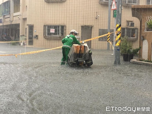 ▲郵筒被強勢放倒！台南郵差哥「汪洋中送信」MAN炸　網打氣：辛苦了。（圖／網友Moto Aliang授權引用）郵筒為網友翁宗聖授權引用