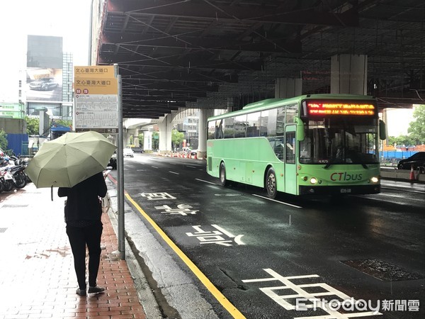 ▲▼台中市府因應停班停課，公車減班且暫時開放路邊停車格免費。（圖／記者李忠憲攝）