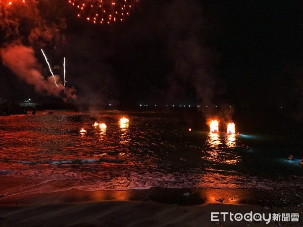 ▲ 雞籠中元祭 放水燈掀最高潮。（圖／記者郭世賢攝）