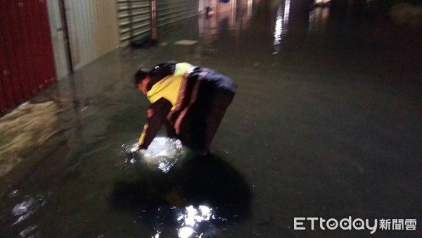 ▲台南市連日豪雨，安南區水嚴重，積水退去之後，市警三分局竟陸續接獲民眾撿獲約50面汽車車牌送來派出所招領。（圖／記者林悅翻攝，下同）