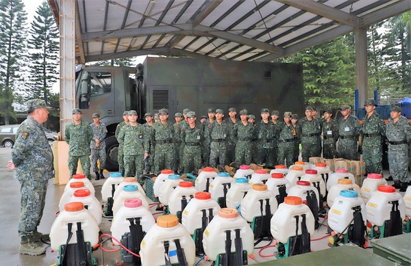 ▲陸軍6軍團指揮官徐衍璞中將（左1）在增援部隊出發前，特別叮嚀官兵注意安全。
