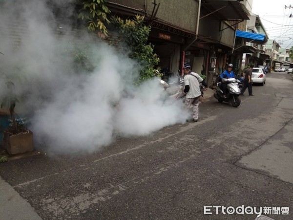 ▲台中住家戶外以熱煙霧機噴藥情形。(圖/疾管署提供)