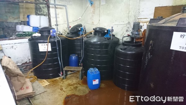 ▲▼ 新北市土城區一家印刷電路板工廠,因誤加漂白水起濃煙,造成1男1女吸入送醫。(圖/記者陳以昇翻攝)