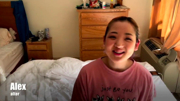 19歲少女錄影介紹「6個分裂人格」...講到一半突然人格轉換！（圖／youtube＠AlexMax Han）