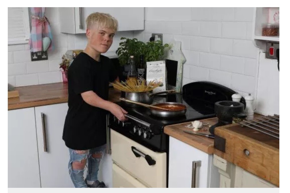 ▲▼英國一名少年被廚藝學校拒收。(圖/翻攝自Metro)