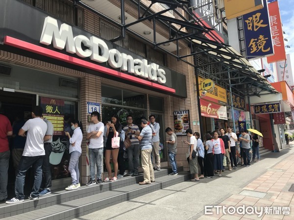 ▲麥當勞大麥克排隊人潮 。（圖／記者徐恩樂、廖明慧攝）