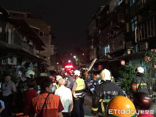 ▲▼和妻大吵屋內「開瓦斯」自殘 迪化街飄恐怖怪味!消防蹲外警戒。(圖/記者黃彥傑攝)