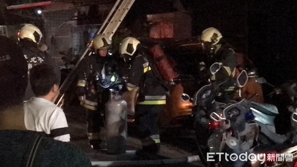 ▲▼和妻大吵屋內「開瓦斯」自殘 迪化街飄恐怖怪味!消防蹲外警戒。(圖/記者黃彥傑攝)