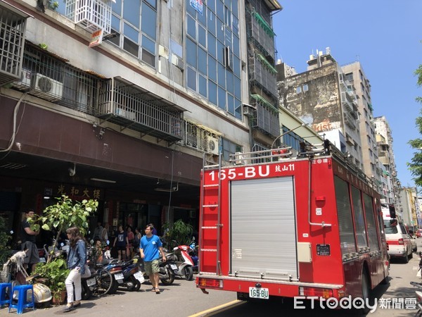 ▲▼愛河邊的鹽埕區河西路一棟火警。(圖/記者宋德威攝)