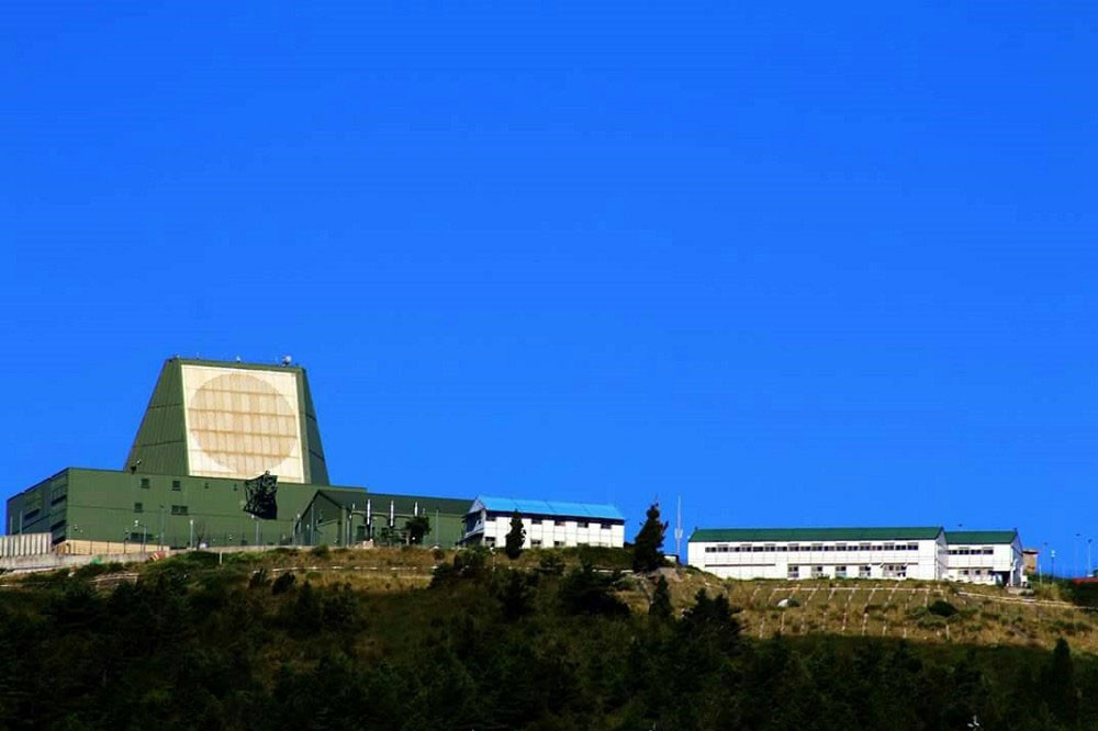 ▲國防部不給媒體拍攝的預警雷達照片,在空軍官方臉書所推出的賀歲影片中曝光,此圖清楚可見樂山雷達與周邊營舍樣態,雖然周邊位置已為大眾知悉,但想必周邊的防空系統與軟殺設施,空軍都有萬全的應變方案。(圖/翻攝自Facebook/中華民國空軍)