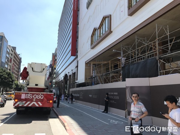 ▲▼ 南京西路上的誠品生活館,一名工人不慎從6樓摔至5樓陽台。(圖/記者黃彥傑攝)