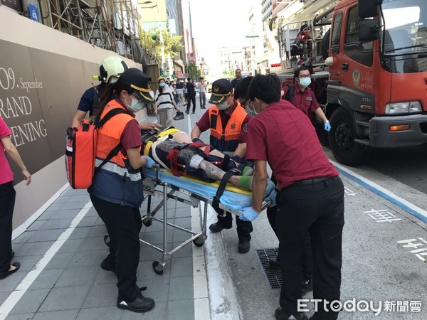 ▲▼ 南京西路上的誠品生活館,工人不慎從6樓摔至5樓陽台。(圖/記者黃彥傑攝)。