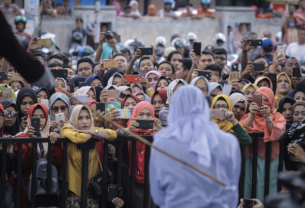 ▲▼印尼女性因違反伊斯蘭教律法，遭到鞭刑處置。（圖／達志影像／美聯社）