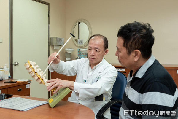 ▲腰椎骨刺只能開刀? 他「傷口比一元硬幣小」當天就下床。(圖/記者嚴云岑攝)