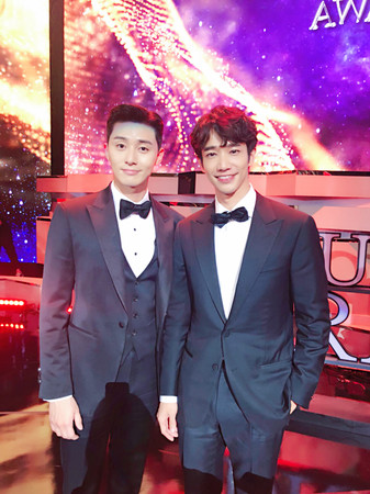 ▲▼劉以豪參加2018首爾國際電視節,與朴敘俊、大谷亮平合照。(圖/伊林娛樂提供)