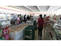 ▲北海道地震千歲機場、超市情況。（圖／賴先生提供）
