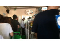 ▲超商食物被民眾買光，超市緊急開店，水、食物全部一百日圓供民眾購買。（圖／台灣女孩的北海道生活
授權使用）