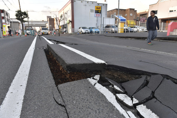 ▲▼北海道地震，札幌地區路面破裂。（圖／達志影像／美聯社）。