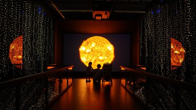 哪裡來的閃光彈！科博館全球最亮8K投影　暢遊太陽系不是夢