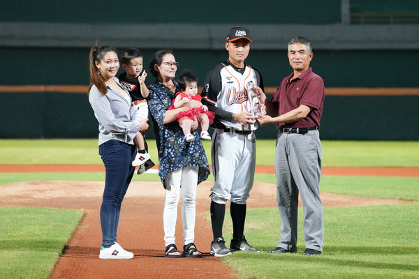 ▲統一獅江辰晏月MVP，家人頒獎。（圖／統一獅提供）