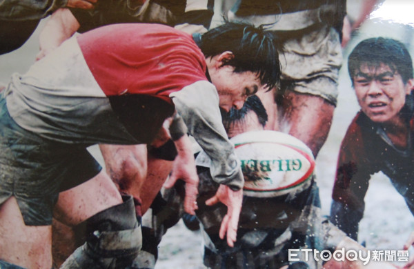 ▲吳麥斯打橄欖球。(圖/吳麥斯提供)