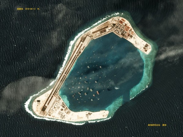 最新衛星照顯示，渚碧礁港池內聚集的大批艦船和海上浮動平台。（圖／翻攝自南海研究論壇）